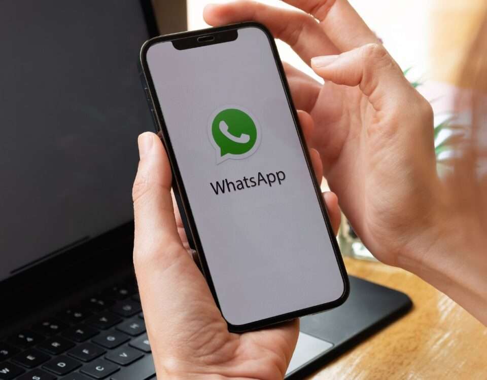 La empresa puede revisar los WhatsApp del móvil del trabajo