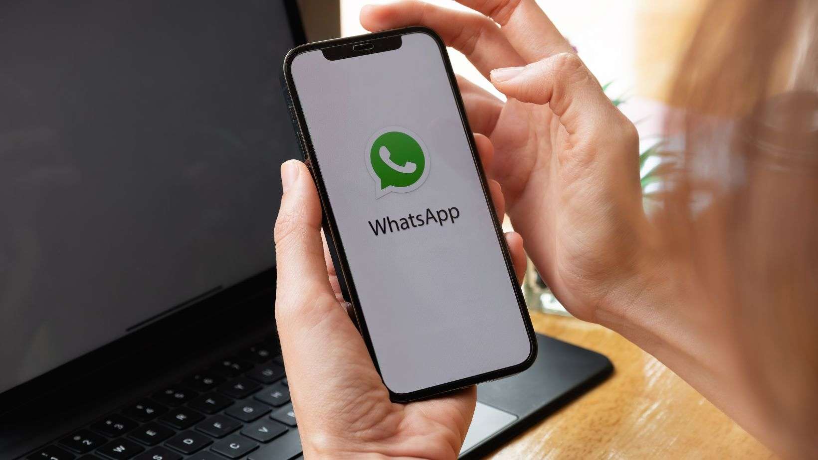 La empresa puede revisar los WhatsApp del móvil del trabajo